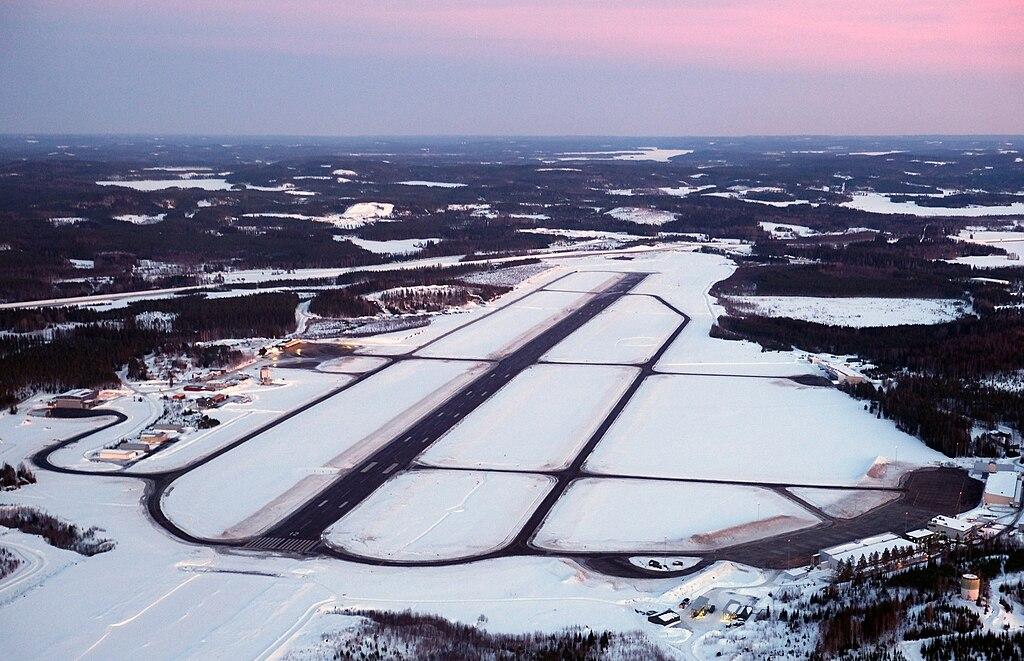 1024px-Jyväskylä_Airport_1.jpg